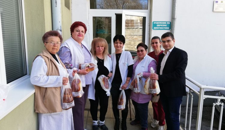 Млади социалисти зарадваха с козунаци сестрите от Комплексния онкологичен център във Велико Търново