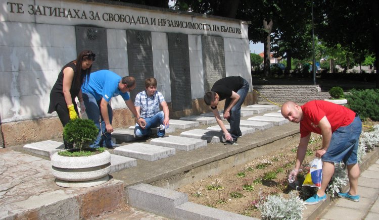Младежите от БСП почистиха паметници в Килифарево