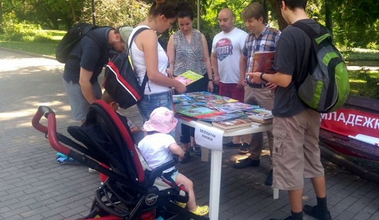 Младежите от БСП зарадваха децата с книги за лятната ваканция
