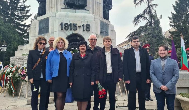 Валентина Димова и БСП във Велико Търново поднесоха цветя пред паметника „Майка България“ 