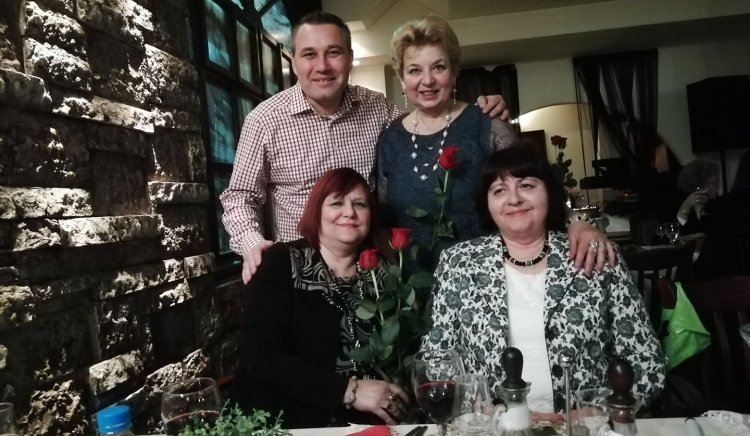 Огнян Стоянов подари червени рози на 30 социалистки