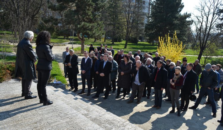 Интелектуалци поднесоха цветя пред паметника на Никола Габровски и Димитър Благоев