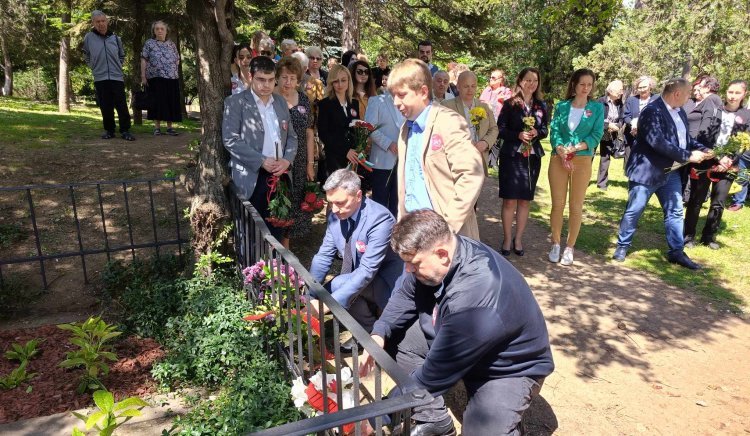 БСП почете паметта на Никола Габровски и съпругата му Мария пред облагородения паметник във Велико Търново